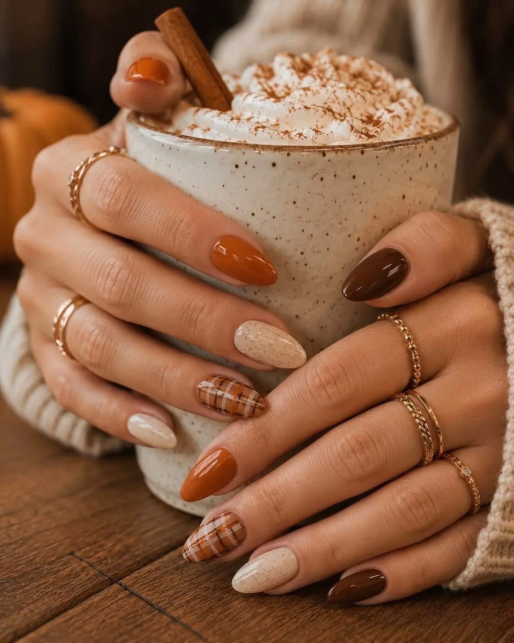 Autumn Latte en las manos