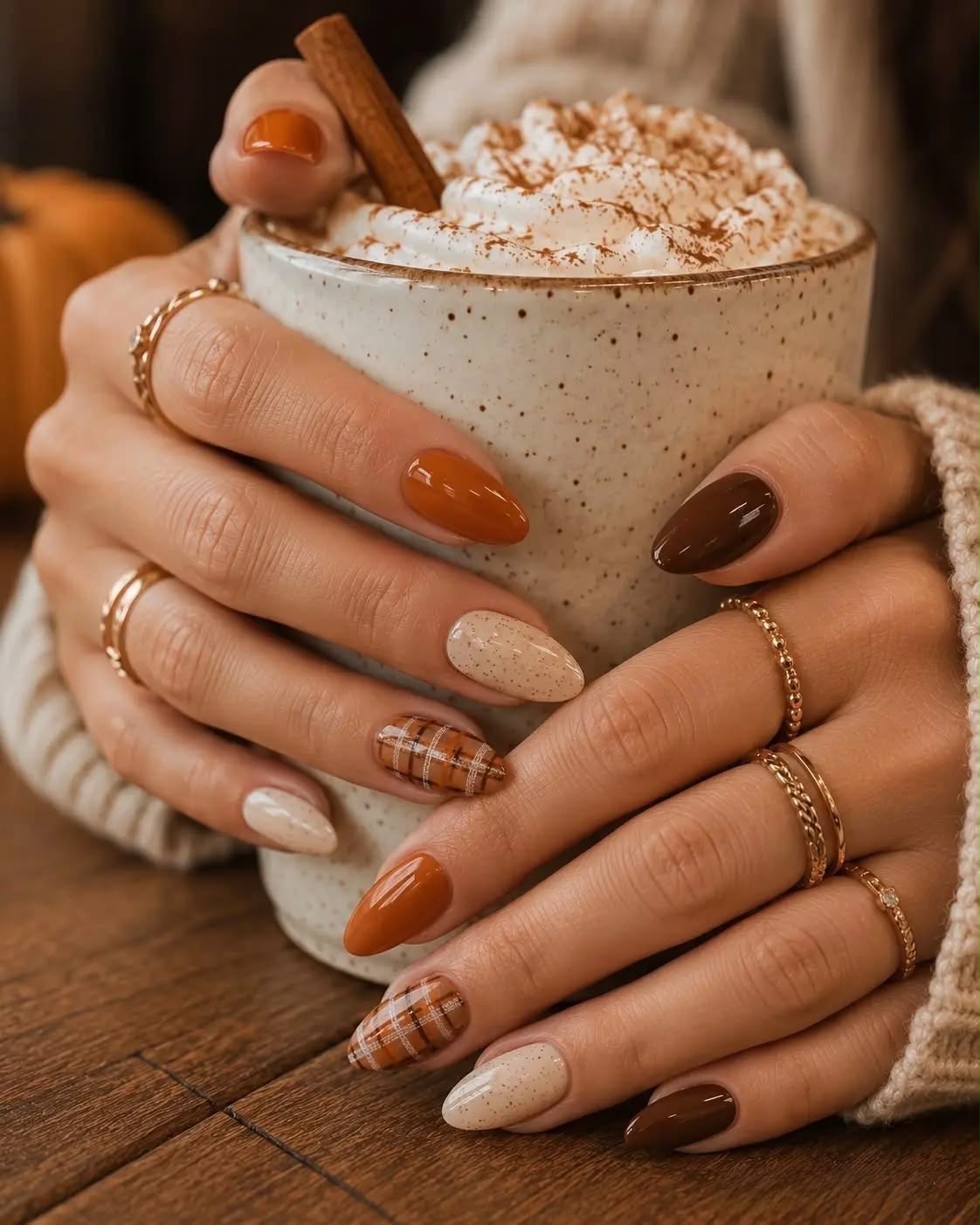 Autumn Latte en las manos