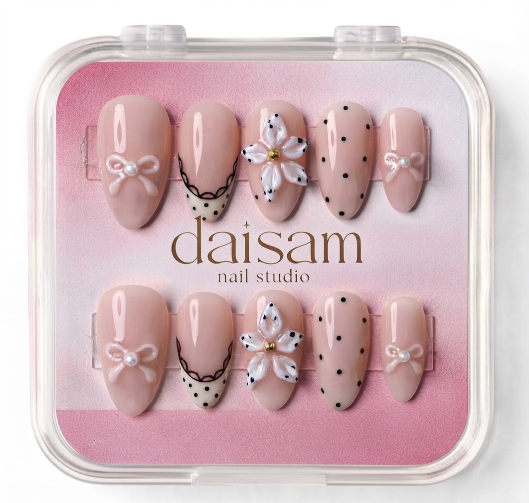 Lace Affair press-on nails set Daisam