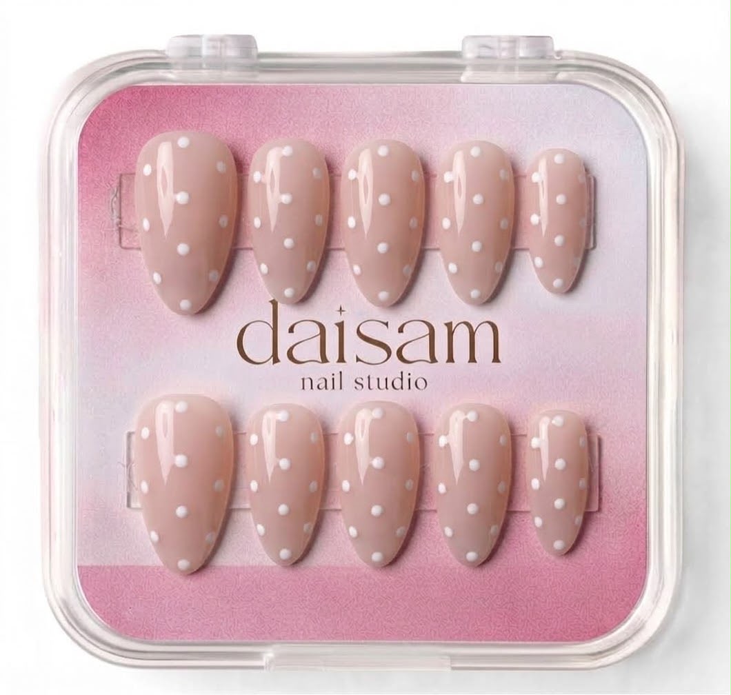 Nude Dots press-on nails set Daisam