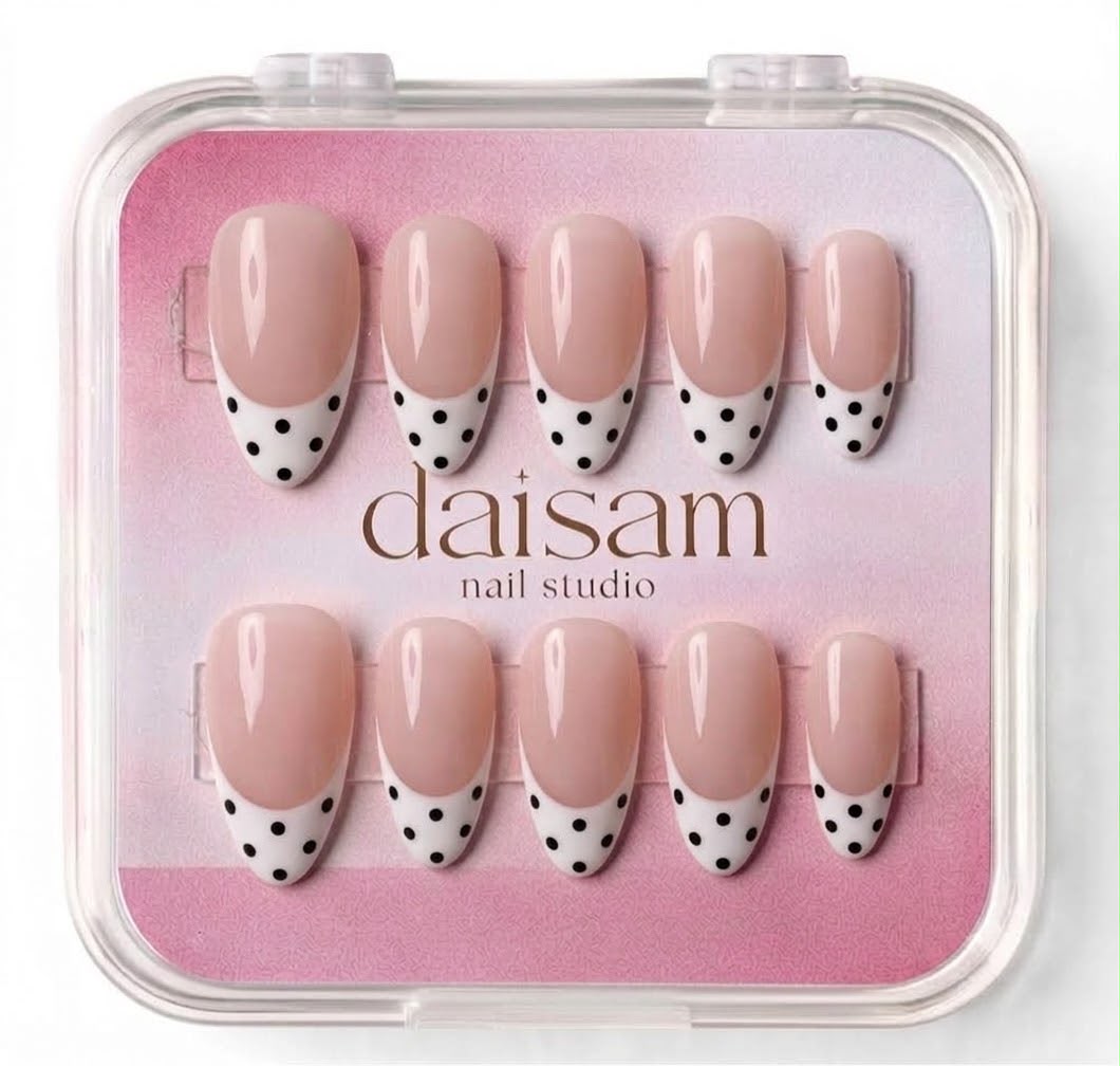 Polka Kiss press-on nails set Daisam